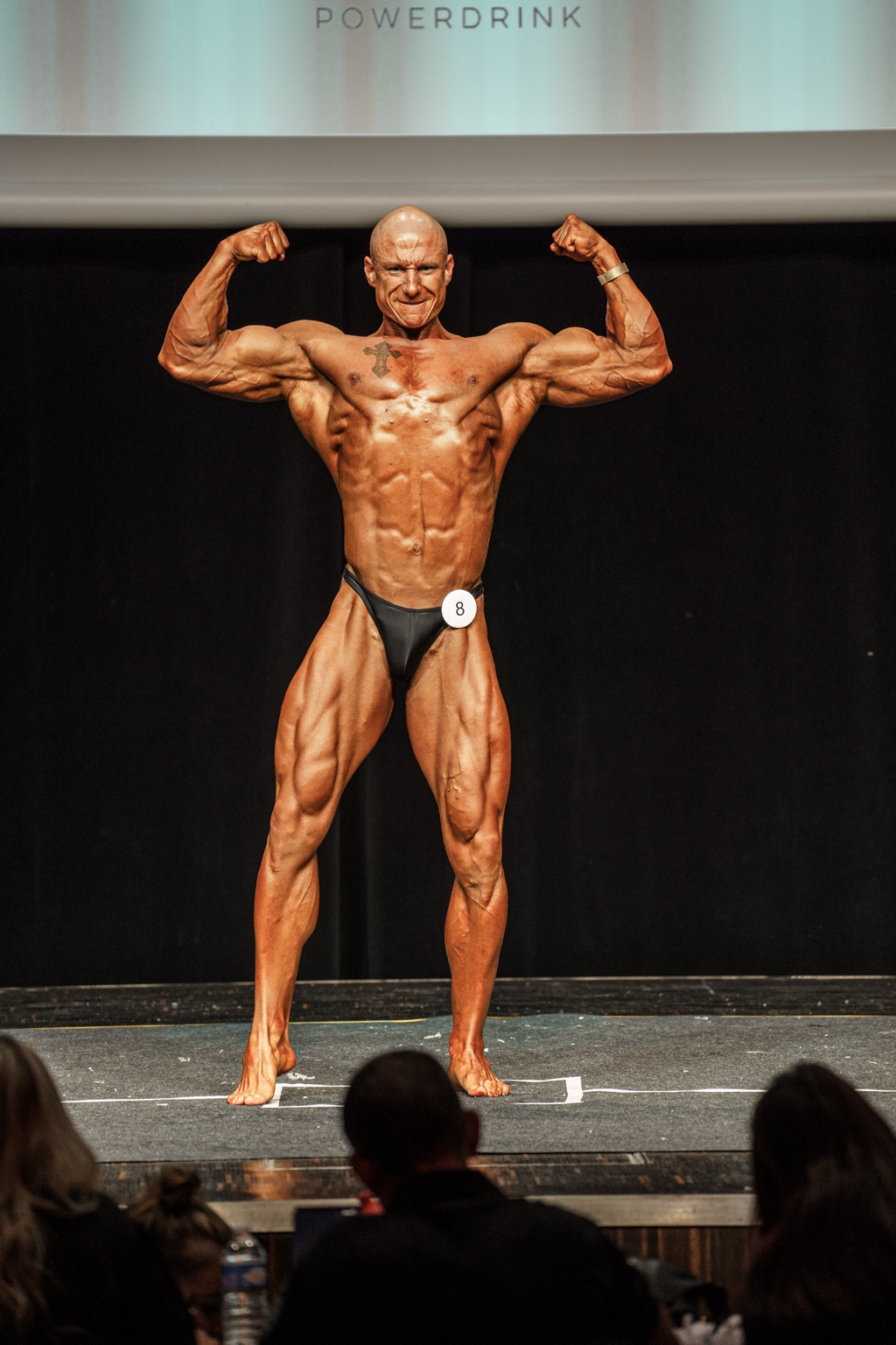 Matthias Wicki bei einer Bodybuilding-Pose auf der Bühne